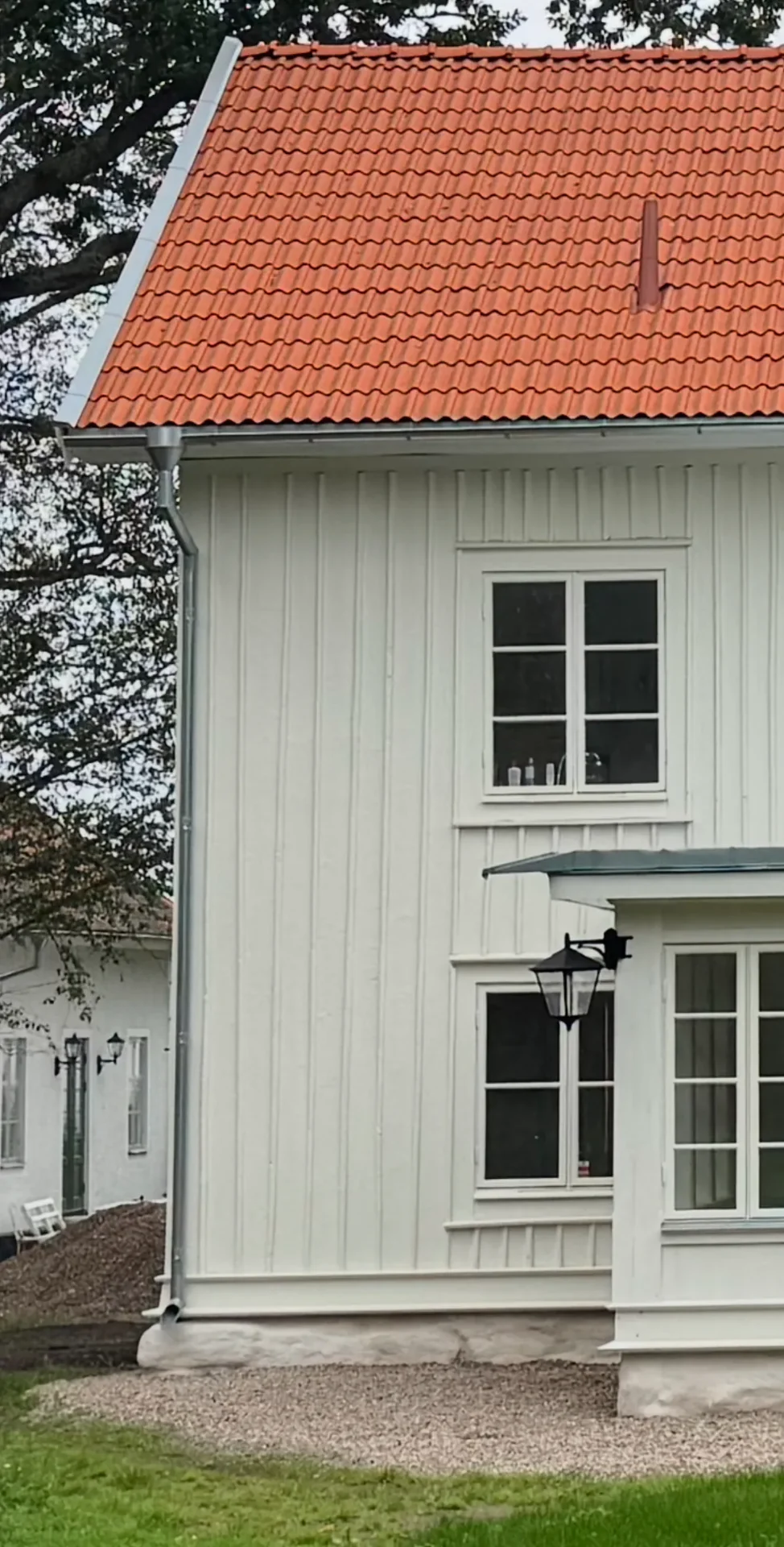 Vitt trähus med rött tegeltak