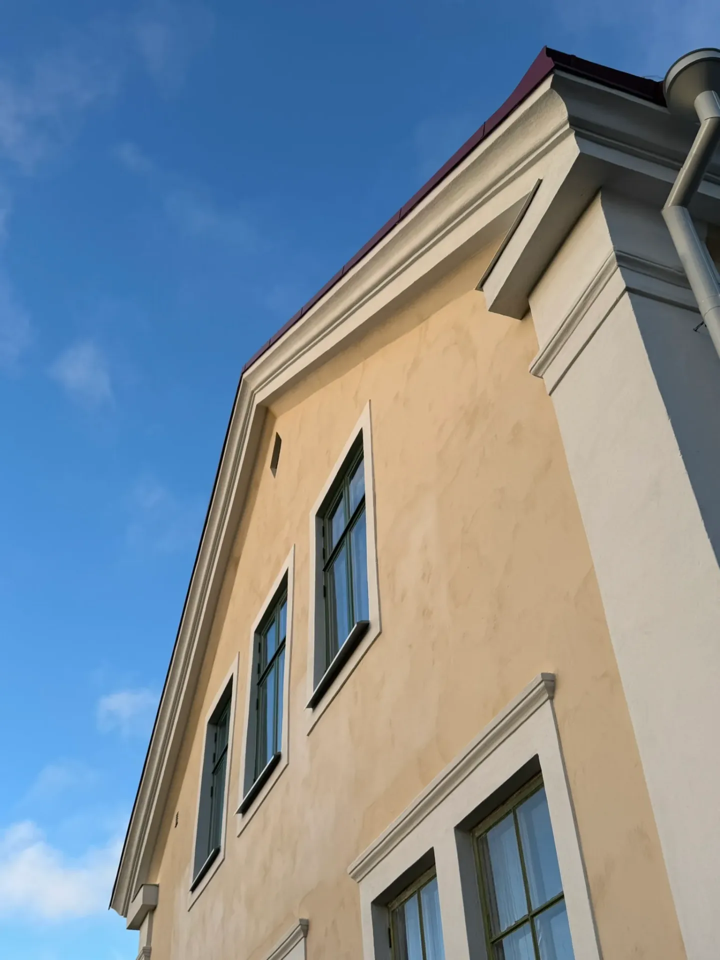 Gul putsad gavel med vita hörnlisener