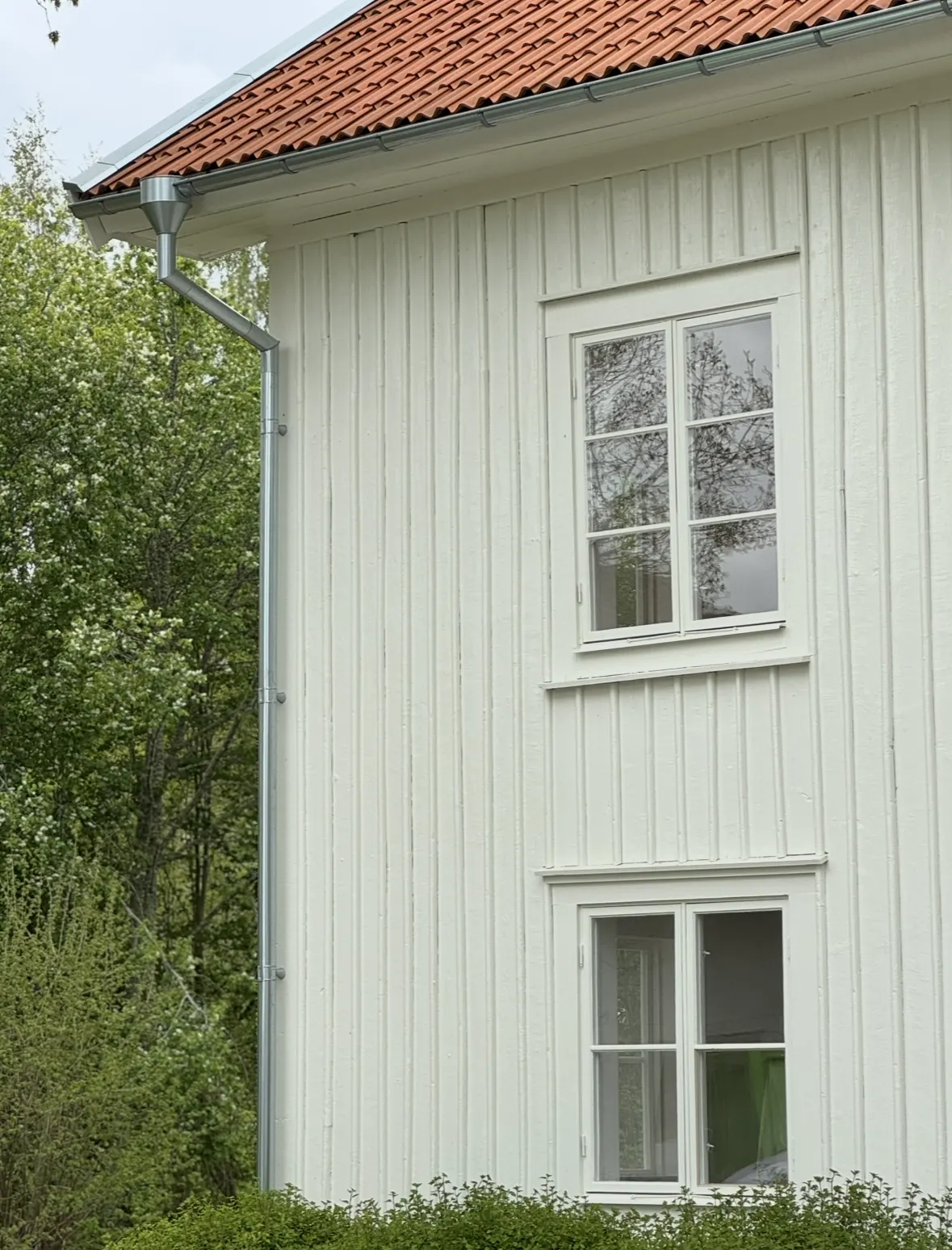Traditionellt svenskt hus i vacker naturmiljö