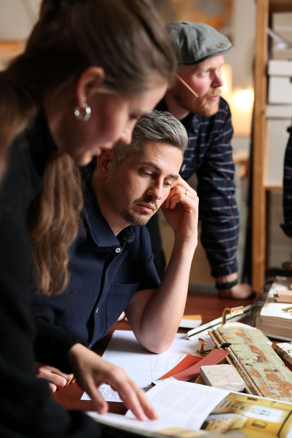 Teamet planerar vid ritbordet